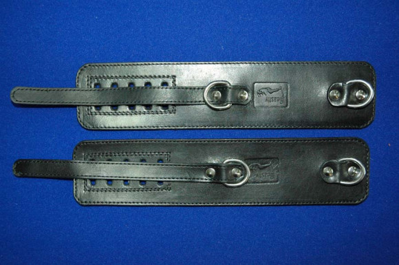 Подшитые чёрные кожаные наручники Подшитые чёрные кожаные наручники