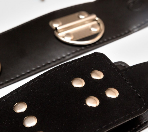 Фиксация БДСМ: наручники, пристёгнутые к ошейнику Фиксация БДСМ: наручники, пристёгнутые к ошейнику