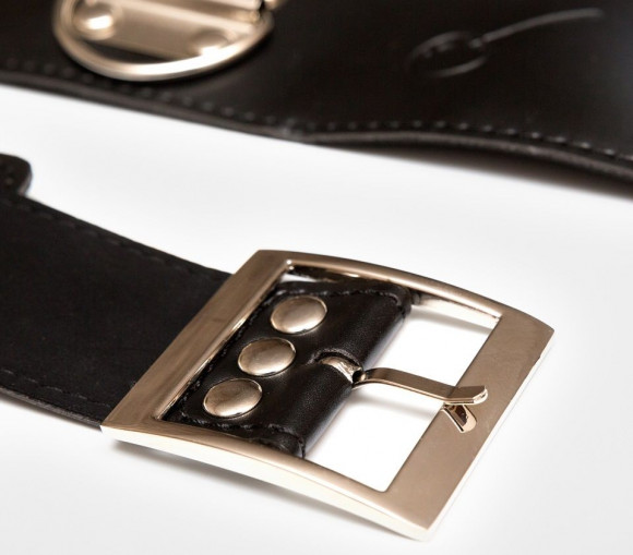 Фиксация БДСМ: наручники, пристёгнутые к ошейнику Фиксация БДСМ: наручники, пристёгнутые к ошейнику