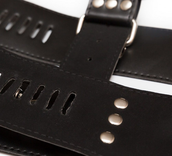 Фиксация БДСМ: наручники, пристёгнутые к ошейнику Фиксация БДСМ: наручники, пристёгнутые к ошейнику