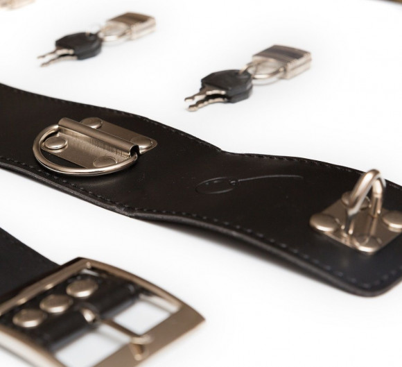 Фиксация БДСМ: наручники, пристёгнутые к ошейнику Фиксация БДСМ: наручники, пристёгнутые к ошейнику