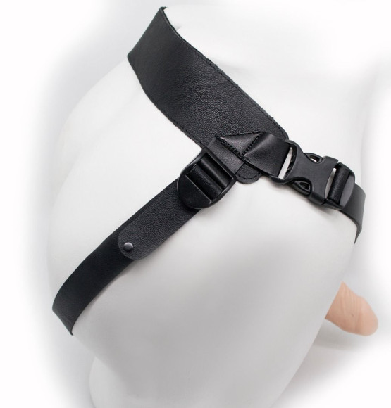 Пустотелый реалистичный фаллопротез на ремешках с заклепками - 19,5 см. Пустотелый реалистичный фаллопротез на ремешках с заклепками - 19,5 см.