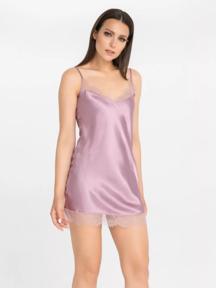 Короткая сорочка на узких бретелях из искусственного шелка Короткая сорочка на узких бретелях из искусственного шелка