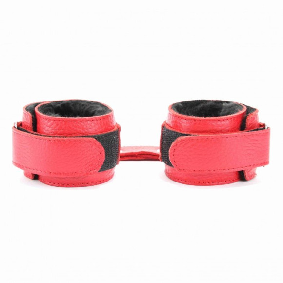 Красные кожаные наручники с меховым подкладом Красные кожаные наручники с меховым подкладом