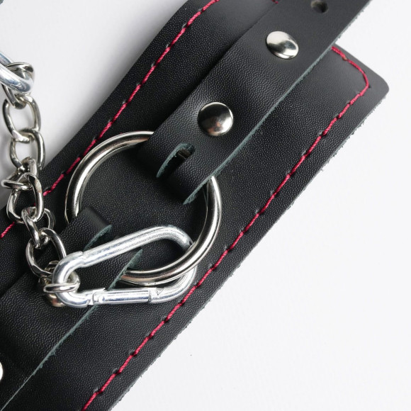 Черные кожаные наручники с красной строчкой
