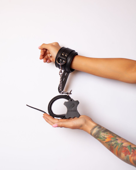 Черные наручники Scandal из натуральной кожи со стальной цепочкой Черные наручники Scandal из натуральной кожи со стальной цепочкой