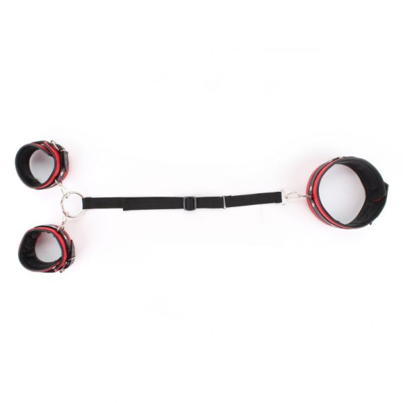 Красно-черная фиксация из перфорированной кожи Красно-черная фиксация из перфорированной кожи