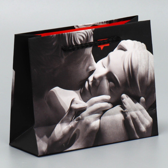 Маленький бумажный подарочный пакет LOVE - 15 х 12 см. Маленький бумажный подарочный пакет LOVE - 15 х 12 см.