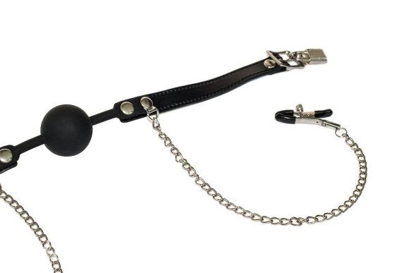 Силиконовый кляп-шар Hentai с зажимами на соски Силиконовый кляп-шар Hentai с зажимами на соски