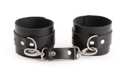 Черные кожаные оковы со сцепкой Черные кожаные оковы со сцепкой