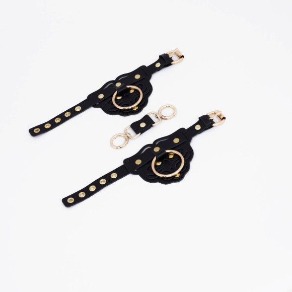 Черные наручники с золотистой фурнитурой