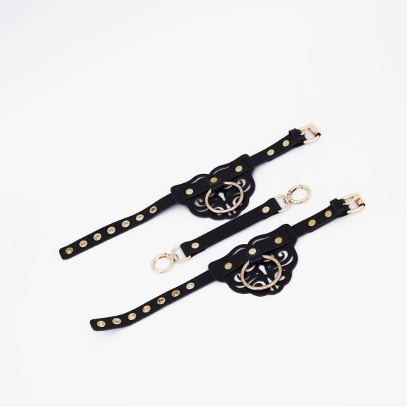 Черные оковы с золотистой фурнитурой