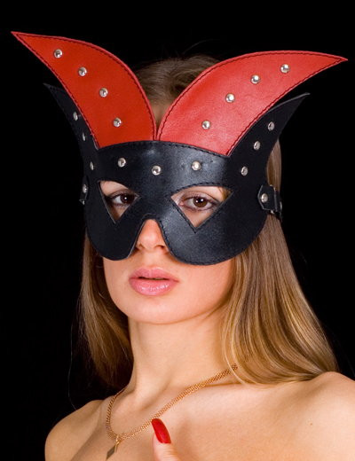 Чёрно-красная кожаная маска на глаза с клёпками Чёрно-красная кожаная маска на глаза с клёпками