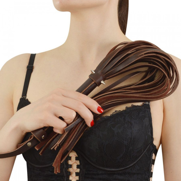 Коричневая кожаная плеть с шипами - 55 см. Коричневая кожаная плеть с шипами - 55 см.