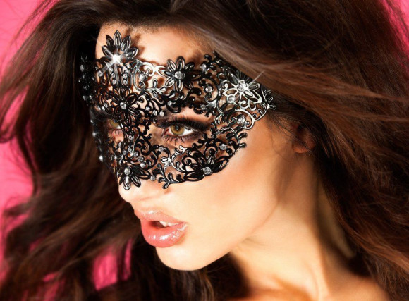 Откровенный аксессуар - маска со сверкающими кристаллами Откровенный аксессуар - маска со сверкающими кристаллами