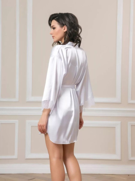 Короткий пеньюар с кружевной отделкой Короткий пеньюар с кружевной отделкой