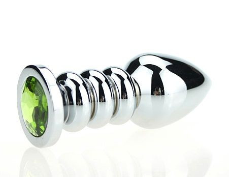 Серебристая фигурная анальная пробка с зелёным кристаллом - 10,3 см. Серебристая фигурная анальная пробка с зелёным кристаллом - 10,3 см.