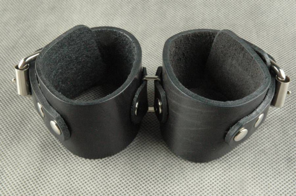 Узкие наручники с застежкой на ремне Узкие наручники с застежкой на ремне