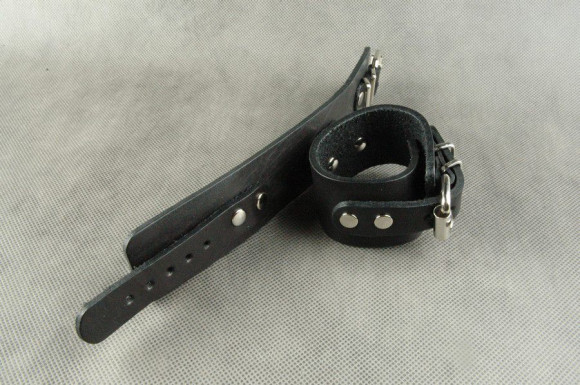 Узкие наручники с застежкой на ремне Узкие наручники с застежкой на ремне