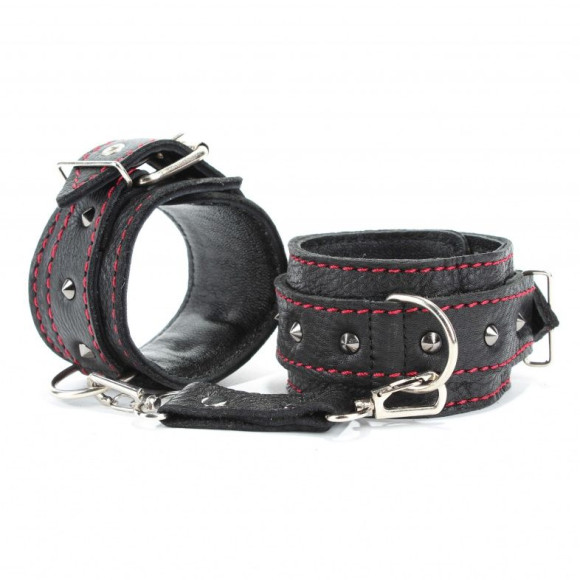 Черные оковы с шипами и контрастной строчкой Черные оковы с шипами и контрастной строчкой