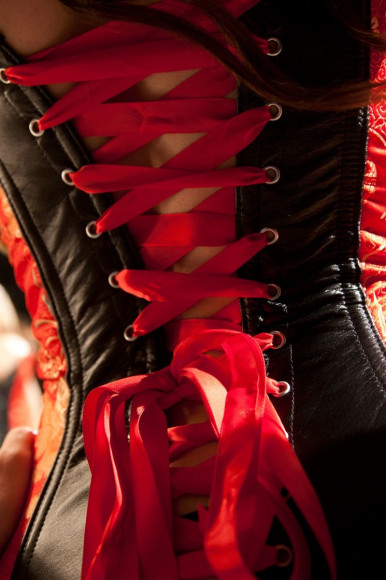 Красный корсет с кожаными вставками KELLY Красный корсет с кожаными вставками KELLY