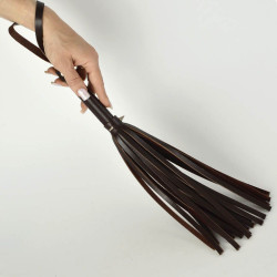 Коричневая кожаная мини-плеть с шипами - 40 см. Коричневая кожаная мини-плеть с шипами - 40 см.