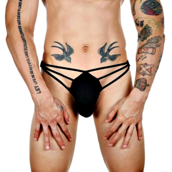 Черные сексуальные трусы-стринги на тонких бретелях Черные сексуальные трусы-стринги на тонких бретелях
