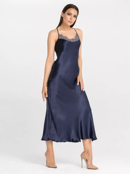 Длинная сорочка на узких бретелях с разрезом по ножке Длинная сорочка на узких бретелях с разрезом по ножке