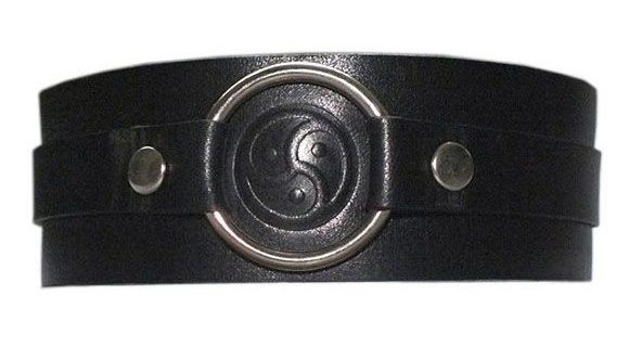 Черный кожаный ошейник с кольцом и клише Черный кожаный ошейник с кольцом и клише