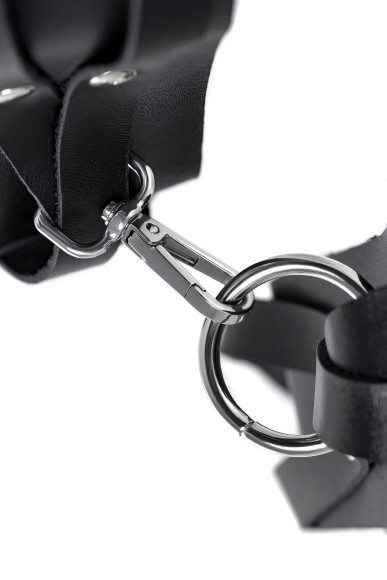 Черные кожаные оковы с двумя перекрёстными ремешками