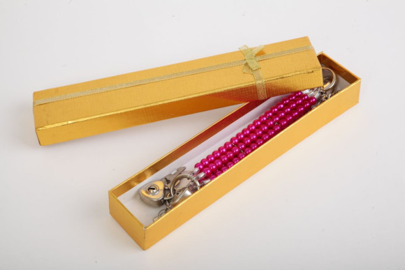 Наручники из ярко-розовых бус Наручники из ярко-розовых бус