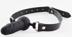 Черный кляп-шар с фаллосом на регулируемых ремешках Черный кляп-шар с фаллосом на регулируемых ремешках
