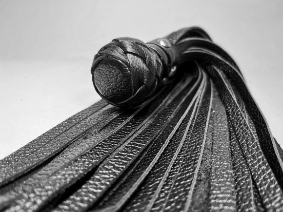 Черная генитальная кожаная плеть - 30 см. Черная генитальная кожаная плеть - 30 см.