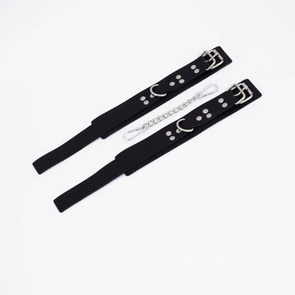 Черные кожаные оковы с регулируемыми ремешками