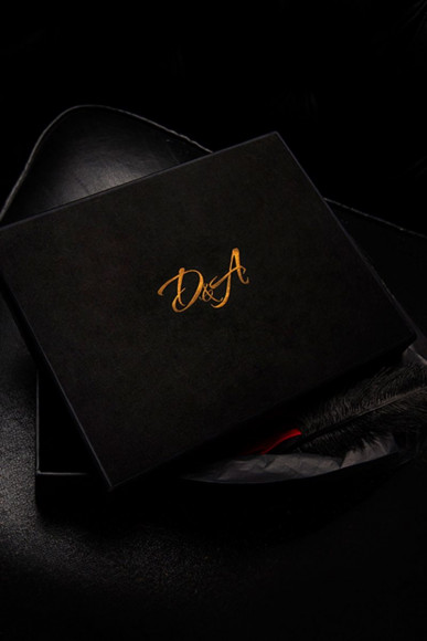 Пикантный открытый корсаж с перьями