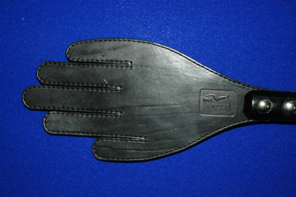 Чёрная кожаная шлёпалка  Горячая ладонь  - 45 см.