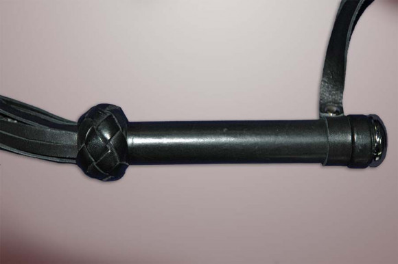 Чёрная кожаная плеть Стёгалка-погонялка! - 65 см. Чёрная кожаная плеть Стёгалка-погонялка! - 65 см.