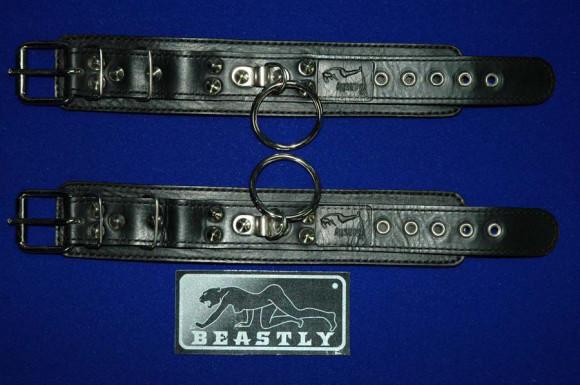 Чёрные подшитые наручники с кольцами Чёрные подшитые наручники с кольцами